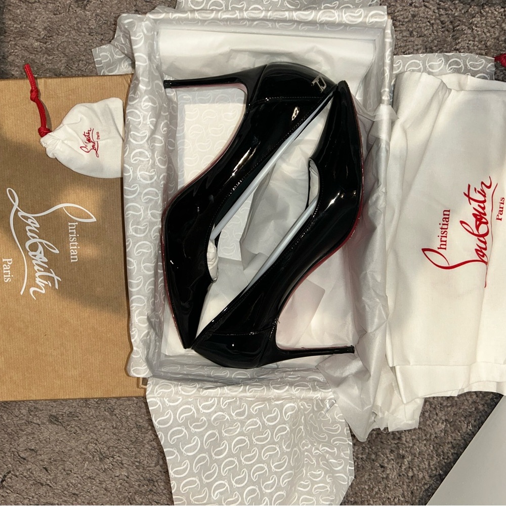 Christian Louboutin Sporty Kate size 37
In black patent